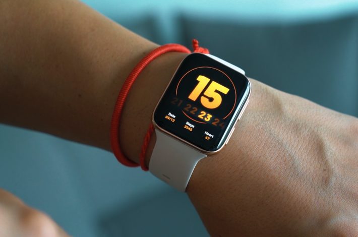 Apple Watch ตัวเรือนอะลูมิเนียมสีเงินพร้อมสายแบบสปอร์ตสีแดง