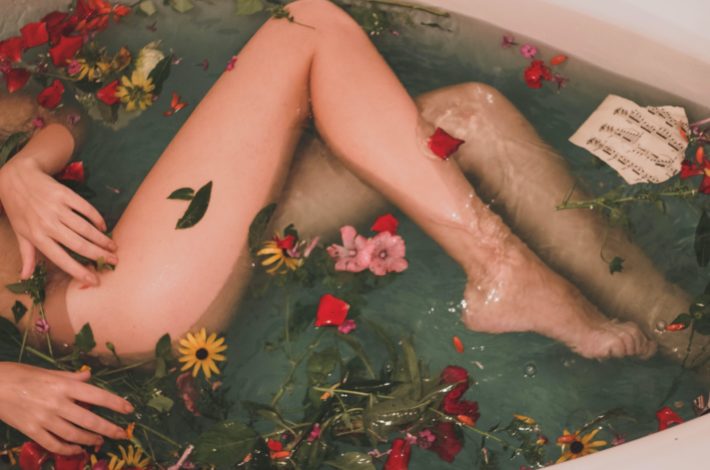 badkar med vatten och blommor
